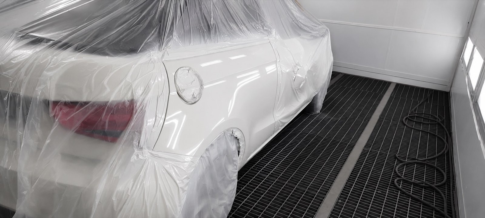 Véhicule blanc masqué en cabine avant peinture partielle